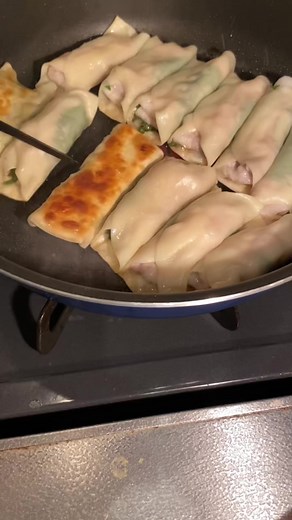 Twitterで53万いいねの餃子レシピ！万願寺とうがらしチーズと白菜漬物マツコの新食感