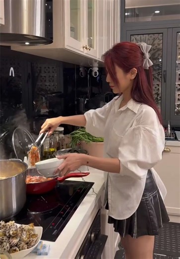 🍴Menu hôm nay Cún nấu đãi bạn qua nhà chơi Tân Niên 🌺🌺🌺 •Tôm sống mù tạt •Ốc hương trứng muối •Lẩu chim câu táo đỏ kỳ tử •Miến xào cua gạch tay cầm •Heo rừng xào 3 màu (Boorin order) 🥰 Mời các mom iu chia sẻ bí kíp nấu ăn cùng bạn Cún nhé! ❤️ #dieplamanh #cooking #lifestyle #kitchen #fyp