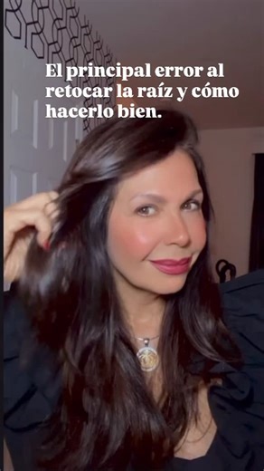 ceferinaprofessionals on Instagram: "El ERROR más común al retocar la raíz es aplicar el tinte durante 45 minutos en todo el cabello: raíz, medios y puntas. Cuando el objetivo es un retoque de raíz, el tinte debe aplicarse exclusivamente en la raíz, que es donde se necesita cubrir y emparejar el nuevo crecimiento. Los medios y las puntas no requieren el mismo tiempo de exposición. Para ellos, 5 a 10 minutos finales son suficientes. Esto permite refrescar el color sin sobreprocesar el cabello ni 