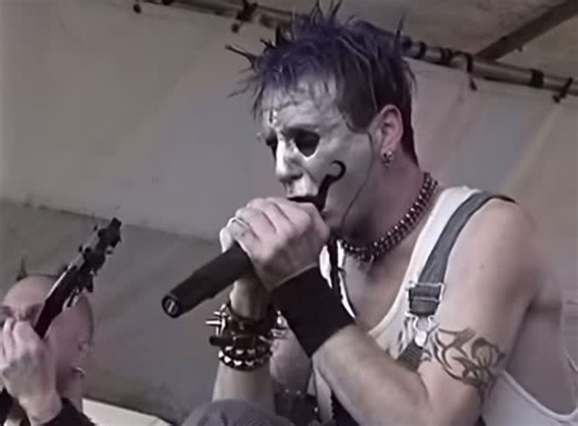 -NuMetalForever- on Instagram: "//Mudvayne performing “Dig” at “Float-Rite Park Amphitheatre” in Somerset, Wisconsin on May, 27th, 2000!// #mudvayne #chadness #chud #kud #chadgray #gurrg #guug #gregtribbett #spug #spag #mattmcdonough #matthewmcdonough #ryanmartinie #ryknow #rud #ld50 #dig #fallintosleep #forgettoremember #dowhatyoudo #notfalling #theendofallthingstocome #lostandfound #happy #metal #numetal #heavymetal #progressivemetal"