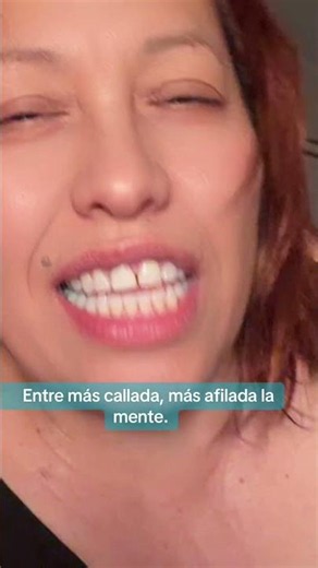Calladita y observando