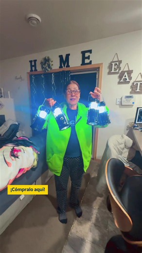 Paquete de 4 #linternas LED portátiles plegables para #acampar, ligeras, impermeables, recargables por USB con energía solar para uso de emergencia en interiores y exteriores #linterna #lamparasolares #RechargeableFlashlight