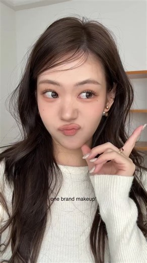 김서영 Pani Kim on Instagram: "#유료광고 @clio_official 클리오 2025 올영어워즈의 유일한 3관왕으로 한해 마무리!🎉 클리오가 수상기념 대박 혜택을 갖고 와서 오늘 영상을 찍어봤어요!! 11/30~12/6 올영 세일과 함께 기획세트들 많이많이 있으니 끝까지 봐줘요! 우선 오늘 피부는 이미 너무 유명해서 칭찬하기 입 아픈 킬 커버 파운웨어 쿠션이에요! 얇게 발려서 하루종일 무너짐 걱정없이 밀착력을 유지하는 쿠션, 29%할인 뿐만 아니라 19C, 21C, 21N 호 구매 시 홀리데이 한정 미니쿠션까지 선물로 드린답니다! 그리고 사실 오늘 개인적으로 가장 최애템이였던 프로 아이 팔레트 에어! 웜톤의 정석으로 품절 대란까지 날 정도로 인기 절정이였던 8호 라떼는 선임, 오늘 제가 직접 써봤는데요! (역시는 역시입니다…✍️) 요 제품도 35% off에 프로 아이 팔레트 큐브를 증정하고 있으니, 영상 속 발색 확인해보세요💜 마지막은 역시 눈썹… 얼굴에서 은근