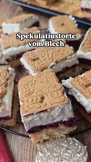 Spekulatius-Torte vom Blech mit Kinderpunsch – der schmeckt wie Weihnachten! 🎄✨ 🎄 Spekulatius-Beeren-Torte – fruchtig, cremig & perfekt für die Adventszeit ✨ Eine weihnachtliche Torte mit Kinderpunsch, Gewürzspekulatius und einer himmlischen Sahne-Schmand-Creme! 💛 Spekulatius-Beeren-Torte (1 Blech) 💛 🔸 Zutaten: Boden: 4 Eier · 250 g Zucker · 1 Pck. Vanillezucker · 125 ml Öl · 150 ml Fanta · 250 g Mehl · 1 Pck. Backpulver · 1 TL Spekulatiusgewürz Beeren: 1 kg TK-Beeren · 4 EL Zucker · 1 TL Z