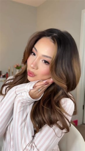 Evelin on Instagram: "Victoria’s Secret angel makeup tutorial 🪽🎀✨ who doesn’t love a pink glam?! ✨✨ details: @armanibeauty skin tint @morphebrushes bronzer stick @kyliecosmetics blush stick @charlottetilbury blush wand @makeupbymario brushes + eyeshadow palette + lipliner @hudabeauty setting powder + eyeshadow palette (glitters) @toofaced born this way concealer @fentybeauty powder bronzer @rarebeauty liquid highlighter + powder blush @yslbeauty waterproof mascara + lipstick @gisou lipgloss #m