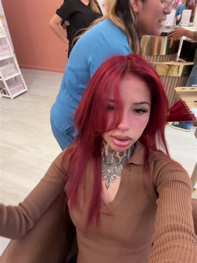 Descanso de Uñas: Kachita y su Estilo Personal