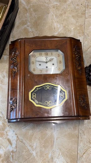 Số 187 – Đồng Hồ Cổ Pháp FF – 10 Côn 10 Búa, 4 Bản Nhạc, Nguyên Bản & Âm Thanh Tốt 🕰️ Một chiếc đồng hồ cổ Pháp FF cấu hình 10 côn – 10 búa, thuộc dòng máy lớn, chơi 4 bản nhạc, mang lại trải nghiệm nghe phong phú và không nhàm chán. Máy chạy tuần đẹp, nhịp ổn định, thể hiện rõ chất cơ khí Pháp xưa. ✨ Âm thanh vang – rõ – mạch lạc, xuống tiếng gọn gàng; thùng gỗ liền lạc, hình thức hài hòa và giữ độ nguyên bản cao. Dòng FF nhiều nhạc luôn được giới sưu tầm đánh giá cao nhờ cấu hình hiếm và giá 