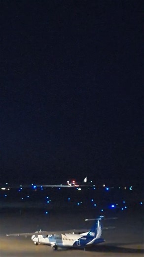 夜の新潟空港にFDA着陸｜滑走路へ降りる機体を捉えたナイトランディング