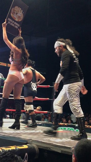 Esta es la picardia que tiene la lucha libre mexicana #tbt #recuerdos #cmll #luchalibre #luchalibremexicana #edecanes #l#luchadores | Totalmente Lucha