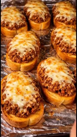 Just made the ultimate comfort food: Texas Toast Sloppy! Thick, warm toast piled high with savory, saucy beef. It’s messy in the best way possible, and every bite feels like a big, cozy hug. This dish takes me back to those laid-back nights, gathered around the table with family, all laughing and enjoying moments together. The gooey cheese on top? Yeah, it’s definitely a mood boost. Honestly, it’s perfect for a rainy day or whenever you just need something hearty. What do you think—are you team 