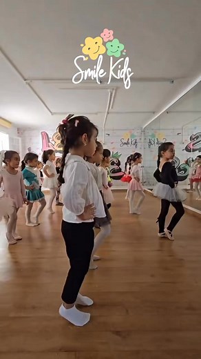 1.7K views · 19 reactions | 並✨ Des moments de grâce et d’élégance ! Nos petits danseurs ont brillé pendant la séance de danse classique, avec des mouvements pleins de légèreté et de passion  #DanseClassique #ActivitéArtistique #ApprentissageLudique #PetiteEnfance #Tunisie | Smile Kids | Facebook