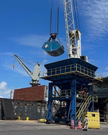 - Nemag clamshell grab with mobile harbour crane