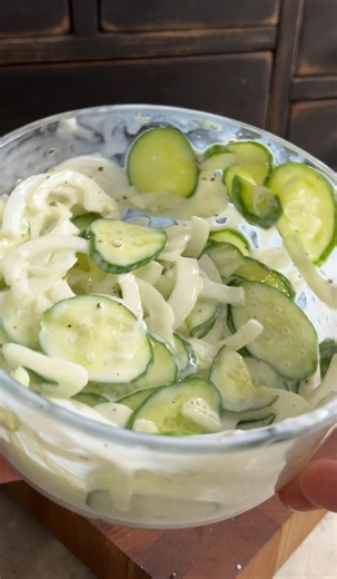Cucumber Salad 🥗 ✅ entire bowl = 65 CAL, 8p, 9c & 0f. 2 mini Sunset cucumbers. 1/4 of a medium sweet onion. 2oz plain non fat Greek yogurt. 2 Tbsp rice vinegar. 🧂 salt & pepper. #cucumbersalad #simplerecipe #proteinrecipes #veggie | Jamie Dugan