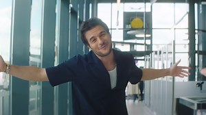 Clip "La fête" : Amir transforme un supermarché en piste de danse