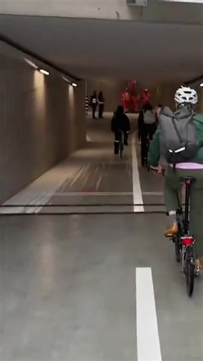 8.7K views · 139 reactions |  Abren un túnel de bicis en Zúrich de...