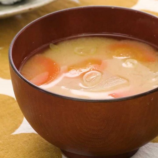 ほっこり優しいおいしさ♪ 大根とにんじんの味噌汁のレシピ動画・作り方 | デリッシュキッチン
