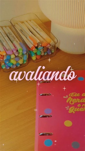 F A B I on Instagram: "📔✨ Avaliando planners para 2026 E o de hoje é o da @qolor.shop e já aviso: eu AMEI. Ferramentas presentes no planner: metas e visão anual, mensal e semanal, controle financeiro, controle de hábitos mensal e semanal, carta pro seu “eu” do futuro, recap de 2026, páginas livres, QR codes mensais com atividades extras, divisórias com 24 ilustrações Cupom de desconto: FABI10 🎀"