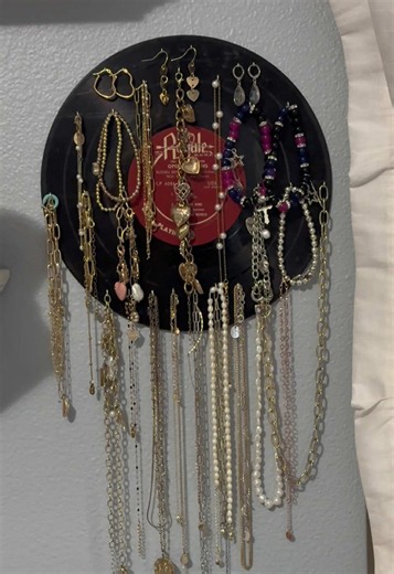 Vinyl Jewelry Holder DIY: Grunge Room Inspo
