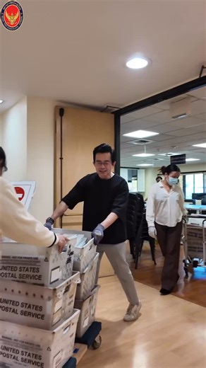 ส่งออกหมดแล้วครับ!!! ช่วงเช้าของวันที่ 16 มกราคม 2569 ทางสถานกงสุลใหญ่ ณ นครลอสแอนเจลิสได้ทำการจัดส่งซองเลือกตั้งฯ และประชามติฯ (Lot สุดท้าย) ผ่านไปรษณีย์ โดยเดินทางไปส่งที่ศูนย์คัดแยก USPS Distribution Center (Los Angeles) ด้วยตนเอง ซึ่งจะถูกเอาไปคัดแยกในระบบทันที รอรับกันได้เลยครับ! 💌📮 ผู้มีสิทธิ์สามารถเช็ค Tracking Number ได้ที่เว็บไซต์ 📍https://thaiconsulatela.thaiembassy.org/.../election2026... | Royal Thai Consulate-General Los Angeles