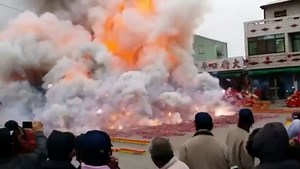 Co se stane, když odpálíte tisíce petard najednou? - Novinky