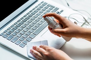 Cette astuce infaillible pour nettoyer efficacement un clavier sale