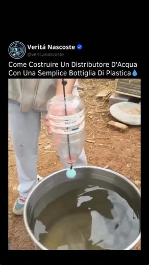 Curiosità | Scienza | Storia on Instagram: "Il video mostra un metodo ingegnoso e a costo zero per raccogliere e trasferire acqua in situazioni di emergenza o durante attività outdoor come il campeggio selvaggio e il bushcraft. Questa tecnica utilizza il principio della pressione atmosferica e della gravità per creare una valvola rudimentale ma estremamente efficace. Il Meccanismo Scientifico L’efficacia di questo sistema risiede nella gestione dei fori. Praticando un piccolo foro sul fondo dell