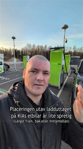 Elbilsplankan on Instagram: "Placeringen utav ladduttaget på KIAs elbilar skiljer sig rejält beroende på vilken modell. På transportbilen KIA PV5 sitter laddluckan i fronten. På elbilarna som säljs med 400V så sitter luckan typ under A-stolpen. (KIA EV3, EV4 och EV5) KIA EV6 har en laddlucka som har en bra placering. Men eftersom den sitter snett bak så blir luckan lätt skitig. KIA EV9 sitter lite mindre ergonomiskt, men har en laddlucka som inte blir skitig. Ett önskemål jag har gällande KIAs e