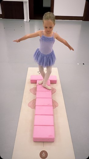 Our little ballerinas at ballet class practicing some fun movements on joga blocks. 🌸 #balletchildren #balletbaby #balletbabyclass🌸🌸 #baletdladzieci #baletdzieci #dzieci #baletnica #naukabaletu #balet #dladzieci #taniecdzieci | Młody Balet Polski