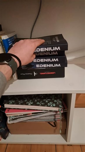 Océane | Autrice on Instagram: "C'est très cocasse pour une autrice qui adore tuer ses persos... Et toi ? Tu te prêtes au jeu ! Prends n'importe quel livre et écrit la phrase sur laquelle tu tombes !!! _________ Heeeey moi c'est Océane ! Je suis une jeune autrice de SFFF branchée dystopie et fantasy. Mon premier manuscrit "Edenium: encapsulés sous les étoiles" est une dystopie YA, dans le style Le Labyrinthe , Hunger Games, Divergente etc... actuellement en soumission éditoriale. Mon deuxième pr