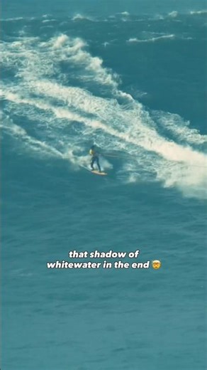 Imagine that shadow chasing you 😳#bigwaves #surf