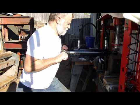 Hydraulic cylinder fluid internally bypassing