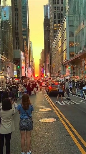 “When the Sun Aligns with NYC Streets 🌇 Manhattanhenge Explained”#viral #shorts #tending #travel