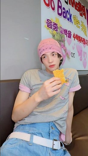 POV: The art of getting one bite😋 #TWS_OVERDRIVE #TWS #신유 #영재
