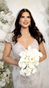 Dragii nostri, pe (foarte scurt) cam asa a fost la nunta noastra. Am dansat mai mult decat am facut-o toata viata mea, dar cea mai frumoasa parte a fost sa ma intalnesc pe ringul de dans cu oameni care traiau cu bucurie momentul nostru. Un cvartet de coarde intampina oaspetii, apoi ne-a cantat Maria Buza care e efectiv o legenda- de-o suplete artistica si un talent de neegalat. Am cantat cu totii pe Directia 5 si-am dansat pe multe din piesele cu care am crescut. Decorul gandit de @seraphic.even