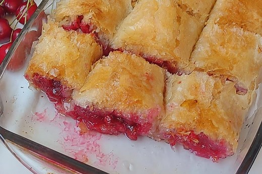 PITA SA VIŠNJAMA OD GOTOVIH KORA: Sočna i neodoljiva, podsjeća na baklavu