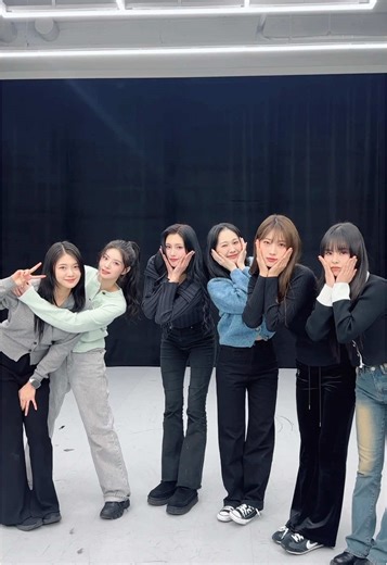 Everglow Stage Editing: Sweet Moments with Yiren and Mia