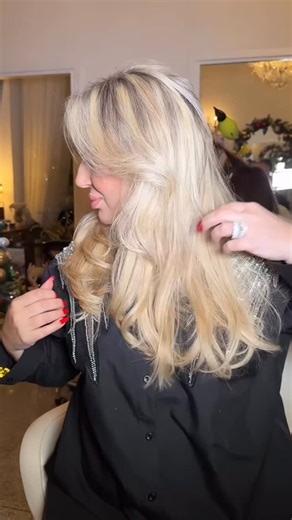 SALON SALON HAIR EXTENSIONS on Instagram: "Micro Weft nadogradnja 🤍 Savršeno stopljena sa prirodnom kosom ✨ Bez težine, bez bola i bez čupanja. Korekcije na mesečnom nivou, a osećaj – kao da je vaša. 👌🏼 #nadogradnjakose #prodajakose #ženskeperike #nadogradnjakosebeograd"