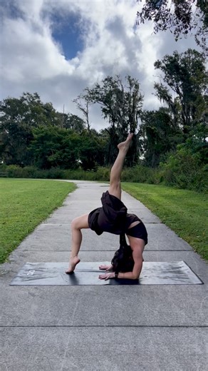 Melissa/Mel | Yoga Instructor on Instagram: "Just Going With It I’ve pulled many push doors today… many 🤡 I’d like to report that I learned my lesson quickly, but in fact, I did not. Let’s see how we do tomorrow 😝 Day 1 of #freeflowwithcoco is #dhanurasana #wheelpose and I’m just allowing my overtired self entertain others 😂 #jet lagged #FreeFlowWithCoco October 20-24 Lineup: • opening our hearts in Dhanuasna or camel • finding balance in tree pose or eagle • feeling empowered in handstand or