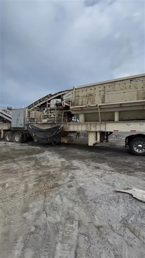 Rolling coal Peterbilt big rig flex serious diesel torque hauling a heavy industrial crushing plant!