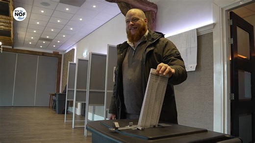 Het is voor lijsttrekker Aant Jelle Soepboer van de FNP erop of eronder op de verkiezingsdag. In het dorpshuis van Nijewier bracht hij zelf zijn stem uit. https://www.rtvnof.nl/spannende-dag-voor-aant-jelle-soepboer-ik-hoop-dat-it-hjoed-fertuten-docht/ | RTV NOF - Noordoost Friesland