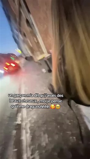 Des beaux cheveux : Flirt ou compliment ?