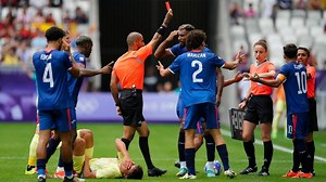 Edison Azcona pide disculpas por su patada a Cubarsí en el República Dominicana - España