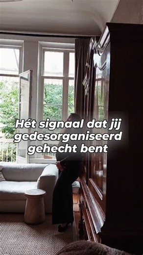 Amber Stinissen | Codependency- en hechtingsexpert on Instagram: "De innerlijke tweestrijd: Hét kernsignaal van gedesorganiseerde hechting. Je wilt naar de ander toe, maar houdt de ander tegelijkertijd op afstand. Je wilt nooit meer bij hem weg, maar je wilt ook alleen zijn. Je zou direct ‘ja’ zeggen op een huwelijksaanzoek, maar je ziet het ook niet meer zitten. Je eist totale verbinding (aanwezigheid, betrokkenheid) én volledige autonomie (word niet te afhankelijk van mij, verwacht niets van m
