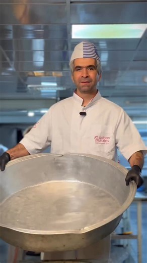 ‎قنادی شاخه نبات تبریز‎ on Instagram‎: "قرابیه مخصوص 🍪 تهیه‌شده از بهترین مواد اولیه و بدون افزودنی‌های غیرضروری مناسب برای پذیرایی‌های رسمی و خاص✨ برای استعلام قیمت و ثبت سفارش کلمه«قرابیه»رو ریپلای کنید! __________________________________________ . . آدرس : تبریز ، خیابان رسالت ، شهرک نور ، جنب آپارتمان های علامه امینی📍 . . _____________________ تلفن تماس : 04134451609 ☎️ _____________________ . . تولید محتوا : @studio_nourr 〽️ . . . #شیرینی #خشکبار #قرابیه #سوغات"‎