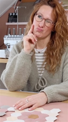 Anni von Handmadebyanni🤍 on Instagram: "🧵 Du erinnerst dich an meine Hexagone…? Ich habe sie mit English Paper Piecing per Hand zusammengenäht – und hatte keine Ahnung, was daraus werden soll. Jetzt ist das Projekt fertig… und ich sag nur: 😍 In meinem neuen YouTube-Video zeige ich dir, wie dieses Projekt weitergeht – von den Hexagonen bis zum finalen Ergebnis. Mit ganz viel Liebe zum Detail und richtig schönen Extras (auch die Stanze kommt wieder zum Einsatz😍) 👉 Kommentiere mit „VIDEO“ und 