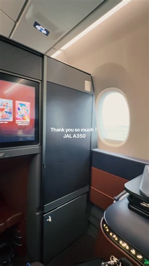 𝖲𝖠𝖸𝖠𝖪𝖠 ❃ おでかけ𝗀𝗋𝖺𝗆𝖾𝗋 on Instagram: "🇯🇵🇫🇷 JALのエアバスA350、至福のフライトでした。 フルフラットの個室にairweaveのマットレス、好きな時に頂ける飲食、そして予想を遥かに超える一流のおもてなし…。 14時間が全く苦痛じゃなく、むしろ降りたくないほど🥹💺 パリ到着後も、運行を支えるJALの担当者の方がCDGで迎えてくださり、ホテル近くまで荷物を持って見送ってくれる手厚さ。 トラブルに真摯に向き合い、快適な空の旅を支えるプロの姿に深く感動する特別な体験でした。 またがんばって、この飛行機に戻ってきたい。 #JAL #エアバス #paris #フランス旅 #ビジネスクラス"