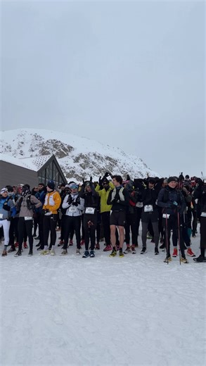 DÉPART DU 42 KM DES LUMIÈRES DE LA MUZELLE Le départ du trail blanc de 42 km des Lumières de la Muzelle a été donné samedi après-midi depuis la Troïka, au cœur de la station des Deux Alpes, dans le massif des Écrins, à l’occasion de la 13e édition de l’événement. Les coureurs se sont élancés dans une ambiance blanche et hivernale en effectuant une première petite boucle de 2 km avant de repartir dans le domaine. Chez les hommes, les regards seront tournés vers Arthur Joyeux-Bouillon et Baptiste 
