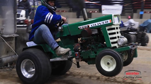 This DIESEL Oliver uses all the horsetorques! | Pulling with Garden Tractors