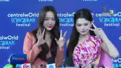 🗣️: ¡El festival de Songkran 2026 está en un nivel completamente nuevo de genialidad! Normalmente, vemos a celebridades femeninas o reinas de belleza apareciendo en trajes tradicionales tailandeses de Songkran, luciendo vestidos de estilo real. Pero las Miss Songkran de este año, Freen y Becky, son ambas de la Gen Z y su apariencia es todo menos ordinaria. Pidieron una versión moderna de los trajes tailandeses tradicionales para que se vean contemporáneos. Es un look único y diferente. Verlas j