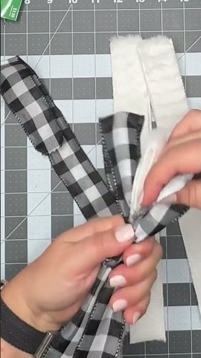 Make a Nine Loop Bow for Christmas Wreaths #christmasbow